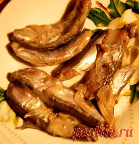 Пряная мойва Мама моя называет это блюдо "анчоусы из мойвы", конечно, по вкусу ничего общего с анчоусами нет, а вот сама по себе мойва очень вкусная получается. Прошу прощения за фото, как всегда, сперва всё съели...