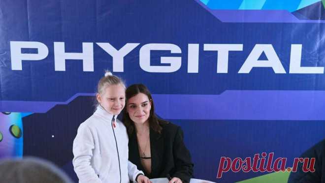 Трофей "Игр Будущего" отправился на Байконур. Фигуристка Аделина Сотникова и прыгун в воду Илья Захаров представили трофей "Игр Будущего" на космодроме Байконур, откуда первого декабря его отправят на МКС, сообщает пресс-служба турнира. "Мне нравятся новые форматы, я ...