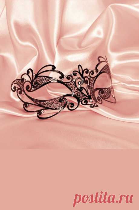 Venetian Mask Frine Frine  Frine authentic venetian mask with the finest metal filigree, decorated with Swarovski stones and completed with thin satin ribbons ready to wear. Manifactured in Venice by the famous venetian masters. Each is made with certified materials, repecting the European Union