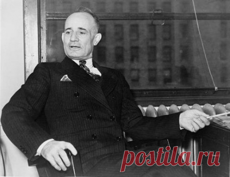 Н.Хилл — современный философ и психолог, журналист из США, автор книги &quot; Думай и богатей&quot;. Он является учредителем фонда и ассоциации имени «Наполеона Хилла».

Всю свою жизнь он исследовал биографии успешных и состоятельных людей Америки, и смог найти универсальную формулу благосклонности фортуны. Эта формула подходит для всех и даже для людей с самыми умеренными способностями.