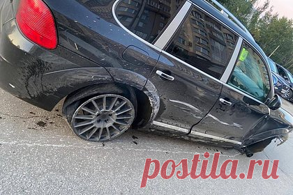 Раскрыты детали полицейской погони за Porsche Cayenne в Екатеринбурге. Водитель Porsche Cayenne, за которым полицеские в Екатеринбурге устроили погоню, таранил служебные и гражданские автомобили, а также не реагировал на требования сотрудников ДПС остановиться. Об этом сообщает Telegram-канал Zvezdanews. В результате погони оказались повреждены 6 гражданских и 3 патрульных автомобиля.