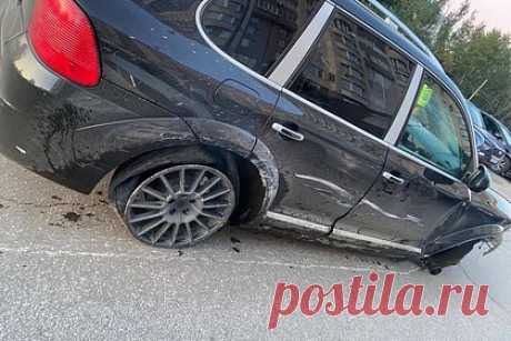 Раскрыты детали полицейской погони за Porsche Cayenne в Екатеринбурге. Водитель Porsche Cayenne, за которым полицеские в Екатеринбурге устроили погоню, таранил служебные и гражданские автомобили, а также не реагировал на требования сотрудников ДПС остановиться. Об этом сообщает Telegram-канал Zvezdanews. В результате погони оказались повреждены 6 гражданских и 3 патрульных автомобиля.