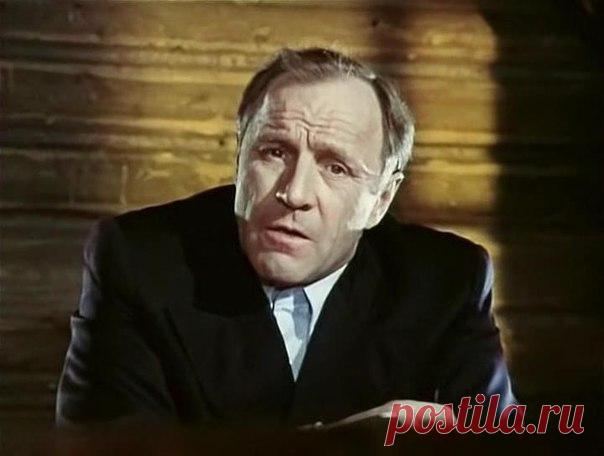 Михаил Ульянов.

В кино Михаил Ульянов начал сниматься в 1953 году и первая работа - роль Якова Лаптева в фильме «Егор Булычев и другие», не привлекла к себе внимания ни зрителей, ни режиссеров. И Ульянов несколько лет пребывал в тени - пока не получил приглашение сыграть главную роль в поэтической эпопее 