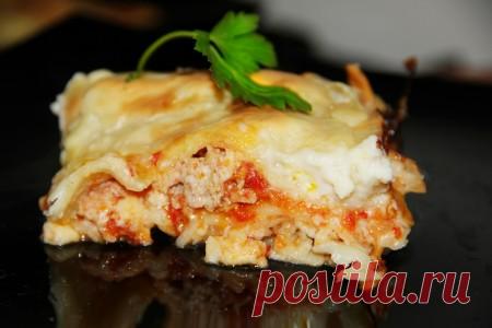 Рецепт лазаньи с фаршем с соусом Бешамель Лазанья с фаршем и соусом Бешамель - это классическое итальянское блюдо, которое покоряет своим вкусом и ароматом. Приготовление требует времени и терпения, но результат стоит всех усилий. Это блюдо станет настоящим украшением вашего стола и порадует всех гостей.