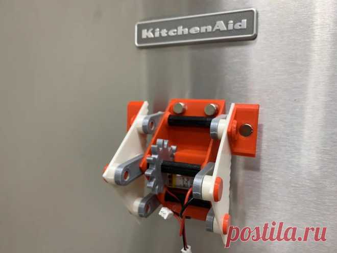 Робот шагающий по холодильнику Самое лучшее место для хранения магнитов - дверь холодильника. И очень хорошо, что никто еще не додумался сделать их деревянными или пластиковыми, иначе где бы запускал своего робота мастер-самодельщик?Давайте посмотрим демонстрационное видео с этим необычным механизмом.Для его изготовления нужны