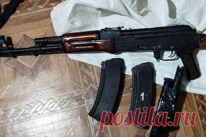 Российские полицейские нашли в тайнике бывшего бойца теробороны арсенал оружия. В Запорожской области российские полицейские изъяли в одном из домовладений целый арсенал оружия. Находка была сделана в городе Пологи благодаря полученной оперативной информации. Схрон принадлежал бывшему бойцу теробороны Украины. Внутри было оружие, в частности, автомат Калашникова,