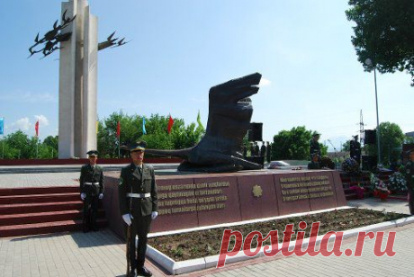 Молодцы,узбекистанцы!!! Помнят,что деды воевали за ПОБЕДУ для всех...
Салават Каримов

г.Чирчик. Памятник &quot;Журавли&quot;