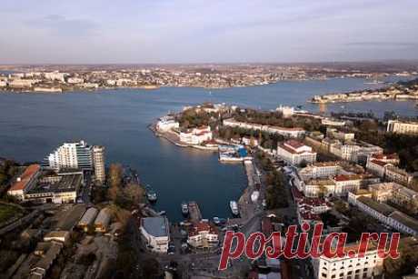 Обломки сбитой средствами ПВО ракеты упали в частном секторе Севастополя. Обломки ракеты, сбитой средствами противовоздушной обороны (ПВО) над Севастополем, упали в частном секторе в районе улицы Федоровской, сообщил губернатор города Михаил Развожаев. В данный момент российские военные ведут работу по уничтожению воздушных целей, подчеркнул он, призвав жителей к осторожности.