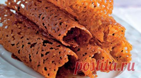 Кружевные трубочки с виски - ПУТЕШЕСТВУЙ ПО САЙТУ. Невесомые, почти как паутинка, и изящные, эти приятно похрустывающие трубочки с благородным ароматом виски поднимут настроение сами по себе и послужат элегантным украшением практически любому десерту. ИНГРЕДИЕНТЫ 120 г сливочного масла 1/2 стакана коричневого сахара 1 ч. л. ванильного сахара 2 ст. л. светлой патоки (кленового сиропа, жидкого меда) 1/2 …