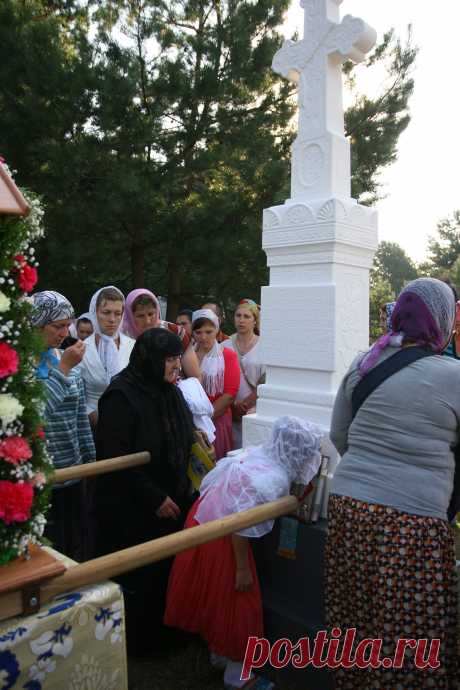 Почаевские крестоносцы прошли десятки километров (фото) - Люди - «Сегодня» выяснила, как паломники преодолевают от 12 до 200 км в жару, молясь за мир | СЕГОДНЯ