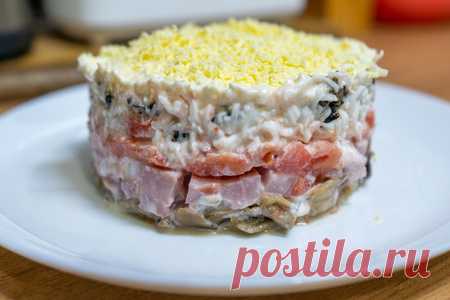 Слоеный салат с ветчиной, черносливом и шампиньонами – рецепт с фото