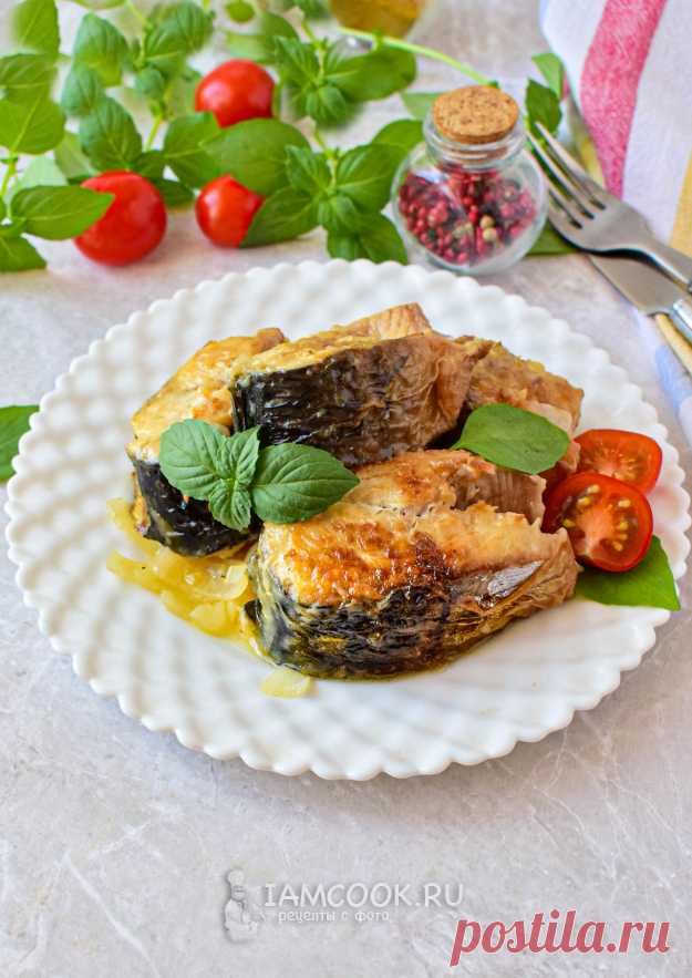 Тушеная скумбрия на сковороде с луком — рецепт с фото пошагово