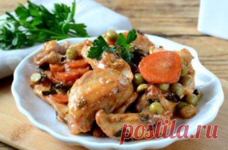 Бефстроганов из куриной грудки | Краше Всех Ингредиенты Куриная грудка — 200 гр. Морковь — 1 шт. Лук зеленый — 1 пучок Горошек консервированный — 100 гр. Паприка — 1 ч. л. Бульон куриный — 150–200 мл. Соль Перец Сливки 20% — 150 мл. Способ приготовления Шаг 1 Куриную грудку режем кусочками, обжариваем на сковороде. Солим, перчим. Шаг 2 На другой сковороде обжариваем измельченный зеленый лук и порезанную кружочками морковь. Готовим несколько минут. Шаг 3 Вливаем куриный бул...