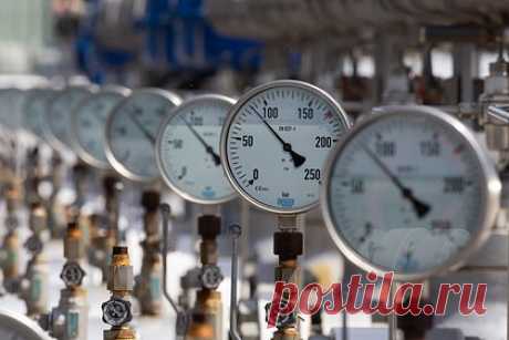 Европа указала Венгрии на изъян в ее нефтяном плане. Страны Европейского союза, получившие в исключительном порядке возможность сохранить поставки российской нефти по трубам, не могут сами перепродавать ее в другие государства в ЕС и за его пределами, заявил представитель Еврокомиссии Даниэль Шеридан Ферри. Такие ограничения предполагают существующие санкции.
