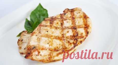 Сочный стейк из куриной грудки под особым маринадом

на 100грамм - 126.13 ккал Б/Ж/У - 19.51/4.83/1.22

Ингредиенты: 
• Куриная грудка - 500 г
• Лимонный сок - 2 ст. л
• Цедра лимона - 2 ст. л
• Оливковое масло- 2 ст. л.
• Чеснок - 10 г
• Соль, перец - по вкусу

Приготовление: 
Куриную грудку разрезать на 4 части, слегка отбить, посолить, поперчить.
Приготовить маринад: смешать цедру лимона с соком лимона (количество по вкусу), в полученную смесь выдавить 2 зубчика чеснока...