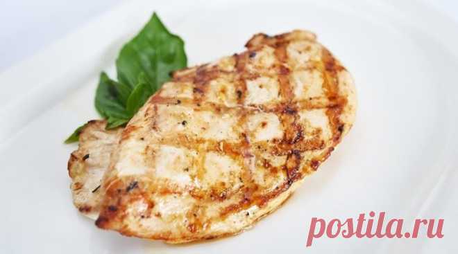 Сочный стейк из куриной грудки под особым маринадом

на 100грамм - 126.13 ккал Б/Ж/У - 19.51/4.83/1.22

Ингредиенты: 
• Куриная грудка - 500 г
• Лимонный сок - 2 ст. л
• Цедра лимона - 2 ст. л
• Оливковое масло- 2 ст. л.
• Чеснок - 10 г
• Соль, перец - по вкусу

Приготовление: 
Куриную грудку разрезать на 4 части, слегка отбить, посолить, поперчить.
Приготовить маринад: смешать цедру лимона с соком лимона (количество по вкусу), в полученную смесь выдавить 2 зубчика чеснока...