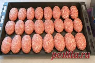 Ленивые голубцы в духовке 
Для основы:
- Фарш мясной — 1 кг  
- Капуста — 1 кг  
- Рис отварной — 1–2 ст.  
- Лук — 2 шт.  
- Яйца — 2 шт.  
- Соль, перец, прованские травы — по вкусу  
Для соуса:
- Томатная паста — 5 ст. л.  
- Сметана — 5 ст. л.  
- Лук — 2 шт.  
- Морковь...