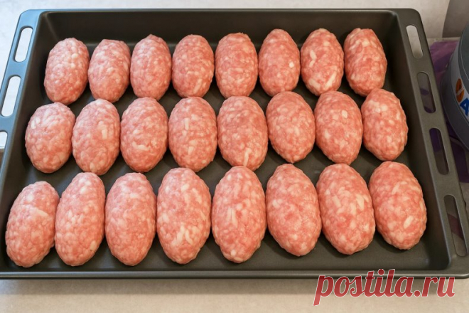 Ленивые голубцы в духовке 
Для основы:
- Фарш мясной — 1 кг  
- Капуста — 1 кг  
- Рис отварной — 1–2 ст.  
- Лук — 2 шт.  
- Яйца — 2 шт.  
- Соль, перец, прованские травы — по вкусу  
Для соуса:
- Томатная паста — 5 ст. л.  
- Сметана — 5 ст. л.  
- Лук — 2 шт.  
- Морковь...