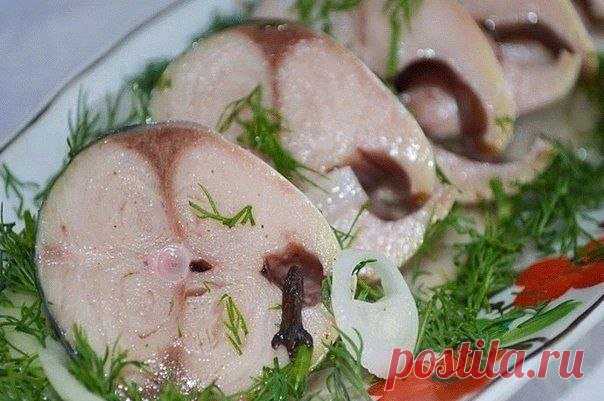 В таком маринаде скумбрия не уступает по вкусу красной рыбе

Состав:
- Скумбрия (замороженная, разморозить) 2 шт
- лук репчатый по вкусу
- вода 250 мл
- гвоздика 6 шт
- перец горошком шепотка
- перец душистый молотый 1/3 ч л
- зерна кориандра шепотка
- соль 2 ч л
- сахар 0,5 ч л
- масло подсолнечное 2 ст л
- уксус яблочный 2,5 ст л

Скумбрию почистить, порезать на кусочки. Воду вскипятить, добавить туда соль, сахар, гвоздику, перец горошком и молотый, кориандр, масло, кипя...