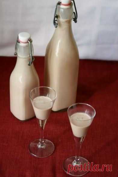 ЛИКЕР  " IRISH CREAM" - алкогольный сливочный напиток !!!  **Выход- 1.25л готового ликера ! *Приготовление.  В свежезаваренный горячий 1.5ст/л кофе - влить  1.5ст/л горький растопленный шоколад, хорошо перемешать. Дать немного остыть. Добавить виски 350мл+сливки нежирные 450мл+сгущенка 400мл (1банка) +яйцо 1шт, и вымешать до однородности. Разлить по охлажденным стерилизованным бутылкам, закупорить. *Хранить в холодильнике – до полугода !!!