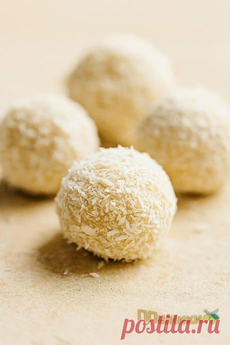 Пост на стене 🧁 Творожные ПП-конфеты «Рафаэлло»🥥КБЖУ на 100 гр; 210 кКал., 12/13/10Ингредиенты:- Творог 5% — 200 г  - Кокосовая стружка — 50 г + немного для обсыпки  - Мед — 1–2 ч. л. (по вкусу)  - Миндаль — 10–15 шт. (по количеству конфет)Приготовление:1. Смешайте творог, кокосовую стружку и мед до однородной массы.2. Сформируйте шарики, внутрь каждого положите миндаль.3. Обваляйте в кокосовой стружке и уберите в холодильн...