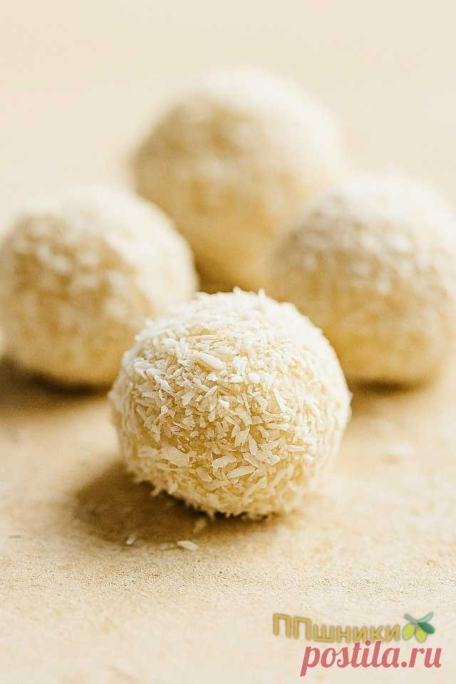 Пост на стене 🧁 Творожные ПП-конфеты «Рафаэлло»🥥КБЖУ на 100 гр; 210 кКал., 12/13/10Ингредиенты:- Творог 5% — 200 г  - Кокосовая стружка — 50 г + немного для обсыпки  - Мед — 1–2 ч. л. (по вкусу)  - Миндаль — 10–15 шт. (по количеству конфет)Приготовление:1. Смешайте творог, кокосовую стружку и мед до однородной массы.2. Сформируйте шарики, внутрь каждого положите миндаль.3. Обваляйте в кокосовой стружке и уберите в холодильн...