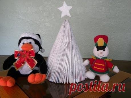 ARBOLITO DE NAVIDAD RECICLABLE HECHO CON REVISTAS. - MAGAZINE CHRISTMAS TREE