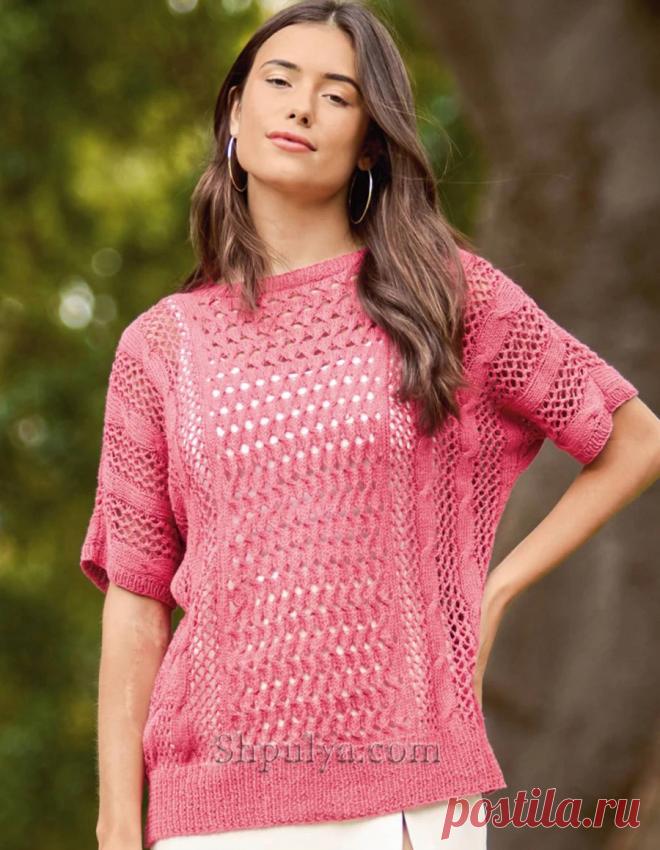 Еще один просторный вязаный пуловер из хлопково-льняной пряжи изумительного цвета позволит вам полностью расслабиться и насладиться летними днями. Комбинация «кос» и ажура выглядит очень заманчиво и обеспечивает доступ воздуха к коже.