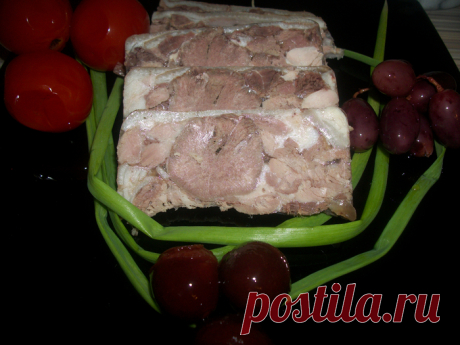 Язык пресованный в рульке Танцы от плиты и до компа!!
 
 Потребуется :  Рулька свиная – 1шт, языки свиные -2шт,немного говядины ( Исключительно по желанию), лук репчатый, морковь, перец горошком, лавровый лист, соль.
 
 Языки …
