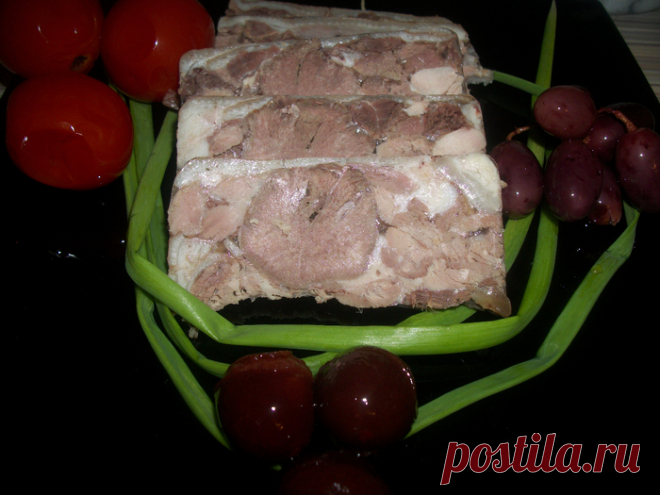 Язык пресованный в рульке Танцы от плиты и до компа!!
 
 Потребуется :  Рулька свиная – 1шт, языки свиные -2шт,немного говядины ( Исключительно по желанию), лук репчатый, морковь, перец горошком, лавровый лист, соль.
 
 Языки …
