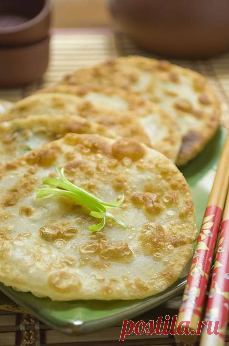 Китайские лепешки с зеленым луком: Хрустящая корочка и мягкая текстура внутри, слегка солоноватый аромат хлеба в сочетании с запахом зеленого лука — Энергия Лайма