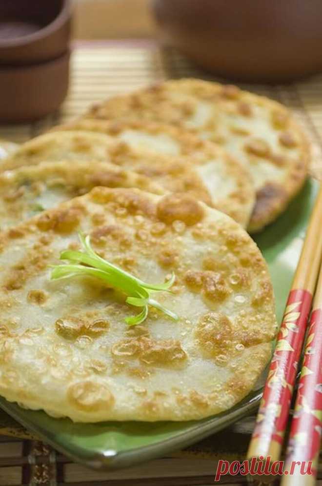 Китайские лепешки с зеленым луком: Хрустящая корочка и мягкая текстура внутри, слегка солоноватый аромат хлеба в сочетании с запахом зеленого лука — Энергия Лайма