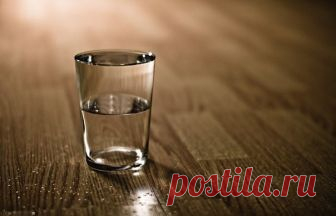 20 применений уксуса, о которых Вы не знали! 
Уксус, без сомнения, найдется на каждой кухне. А вот область его применения намного шире, чем кулинария. Уксус поможет вам: 
1 Избавиться от сорняков. Пролейте их, разведя уксус (40%) водой пополам. 
2 Удалить пятна пота с одежды. Перед стиркой на 10 мин. смочите пятно пота белым столовым уксусом, и оно сойдет очень легко. 
3 Вылечить ангину. Разведите в стакане теплой воды 1 ст. л. яблочного уксуса и прополощите горло. 
4 Сдел...