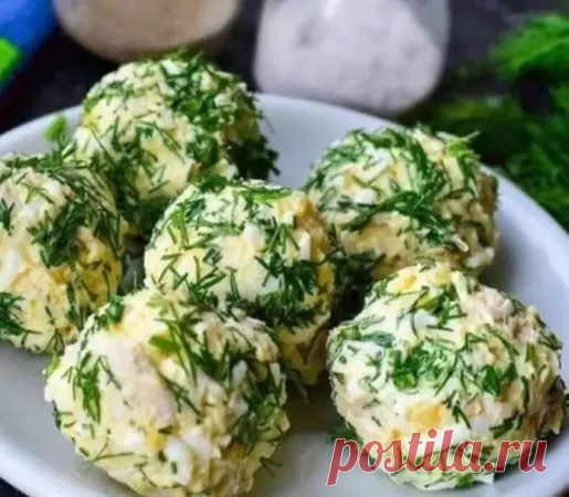 ПП - Наивкуснейшие куриные шарики!

КБЖУ 121.07/18.01/4.2/1.75

Ингредиенты: 
куриное филе 1 шт
отварное яйцо 1 шт
сыр 50 г
чеснок 1 зубчик
Йогурт 4% густой 100 г
немного зелени укропа
соль, перец по вкусу

Филе отварить до готовности, остудить в бульоне в котором оно варилось, затем пропустить мясо через мясорубку.
Яйцо и чеснок натереть на мелкой терке, добавить к фаршу.
Сыр также потереть на мелкую терку, добавить 2-3 ст. ложки в фарш, остальное смешать с мелко нарубле...