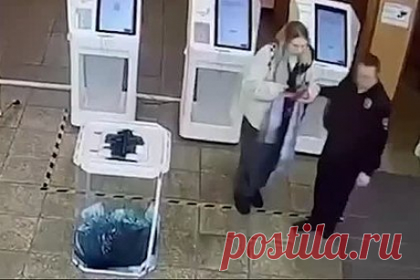 Момент порчи бюллетеней на избирательном участке Москвы попал на видео. Момент порчи бюллетеней на избирательном участке Москвы попал на видео. На кадрах видно, как женщина в темных джинсах, белой куртке и с рюкзаком бросает бюллетень в урну, а затем заливает ее жидкостью темно-зеленого цвета. Жидкость портит практически все бюллетени. После женщина отходит и делает фото.