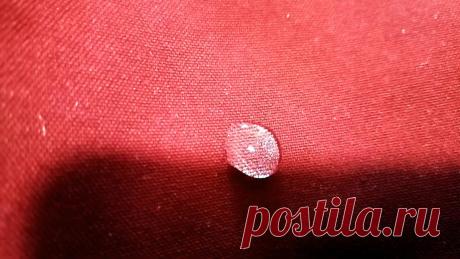 Как сделать обычную ткань непромокаемой Чтобы попадая под дождь не промокать до нитки, одежду можно сделать водонепроницаемой старым копеечным способом. Для этого ее нужно просто пропитать специальными растворами из натуральных безопасных компонентов. Обработанная ткань сохранит гибкость и эластичность, но перестанет впитывать воду.