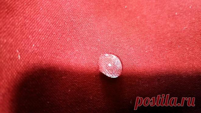 Как сделать обычную ткань непромокаемой Чтобы попадая под дождь не промокать до нитки, одежду можно сделать водонепроницаемой старым копеечным способом. Для этого ее нужно просто пропитать специальными растворами из натуральных безопасных компонентов. Обработанная ткань сохранит гибкость и эластичность, но перестанет впитывать воду.