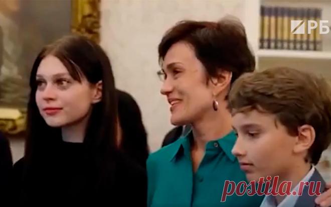 Кара-Мурза сказал Байдену и своей семье: «Был уверен, что умру в тюрьме». Политик, приговоренный к 25 годам колонии по делам о госизмене и фейках об армии, пообщался по телефону с семьей из самолета. Среди тех, кого затем встречали Байден и Харрис у трапа, его не было