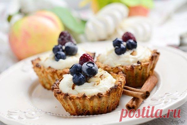 Корзиночки из овсяного теста с творожно - ягодной начинкой

*На 100 грамм продукта:
Ккал: 104,2
Белки: 11,8
Углеводы: 12,3
Жиры: 0,9

Ингредиенты:
Тесто:
-овсяша 100гр;
-яичный белок 2шт;
-сахзам по вкусу.

Начинка:
-творог обезжиренный 300гр;
-желатин 5 + 5гр;
-клюква 150гр;
-сахзам по вкусу.

Способ приготовления:

1. Тесто: овсянку перемолоть в кофемолке/блендере, до состояния муки.
2. Добавить к белкам и сахзаму муку, вымесить тесто. Консистенция должна получиться как ...