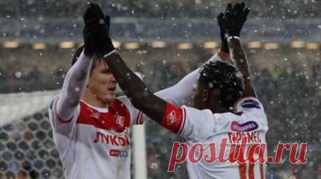 Две передачи Соболева на снегу, скандал в Самаре, хамство Кордобы и смена лидера: чем запомнился 16-й тур РПЛ. «Спартак» в Калининграде взял верх над «Балтикой» в условиях сильного снегопада, а «Зенит» разгромил «Сочи» и вышел на первое место в турнирной таблице. «Локомотив» в Самаре не смог переиграть «Крылья Советов», пропустив два мяча в компенсированное время, а «Краснодар» в Екатеринбурге неожиданно уступил «Уралу», нанеся всего один удар в створ ворот. При этом Дмитрий Баринов после…