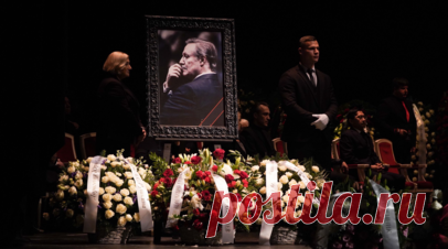 В Малом театре проходит прощание с артистом Юрием Соломиным. Церемония прощания с народным артистом СССР художественным руководителем Малого театра Юрием Соломиным проходит в настоящее время на исторической сцене театра. Читать далее