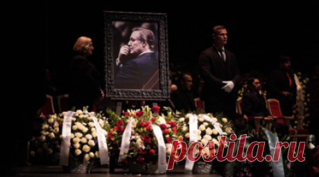 В Малом театре проходит прощание с артистом Юрием Соломиным. Церемония прощания с народным артистом СССР художественным руководителем Малого театра Юрием Соломиным проходит в настоящее время на исторической сцене театра. Читать далее