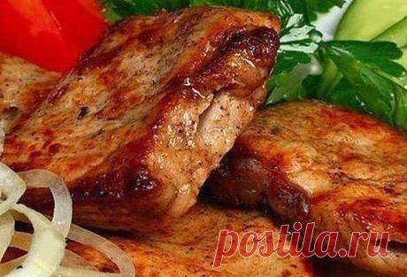 Вкусный, сочный, ароматный шашлык в мультиварке.

Ингредиенты:
- 1 кг мяса (телятина, свинина, филе курицы или индейки - на Ваш вкус)

Для маринада:
- 2 киви
- 2 болгарских перца
- 4 репчатых лука
- соль, перец, молотый кориандр – по вкусу

Приготовление:
1. Любой шашлык, даже если он готовится в мультиварке, конечно же, начинается с маринада. Коль это блюдо уже необычное, то и маринад сделаем соответствующий.
Итак, для начала снимем кожицу с киви и очистим 2 луковицы. Теп...