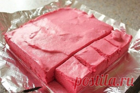 МАЛИНОВЫЙ ЗЕФИР: ВКУСНО И НЕ СЛОЖНО 
Вам потребуется:
- 300 г замороженной малины
- 15 г желатина
- 3 ст.л. воды
- 3–4 ст.л. сахара
- форма 18х18 см (желательно использовать кондитерскую рамку, можно заменить на разъемную форму)
Как готовить:
1. Желатин замочить в воде.
2. Ягоды положить в сотейник и подогреть, не доводя до кипения. Снять с огня, протереть через сито.
3. Вернуть малиновое пюре в сотейник на огонь, добавить сахар. Постоянно помешивая, довести пюре до кипени...