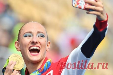 Синхронистка-чемпионка из России оценила возможное возвращение на мировую арену. Двукратная олимпийская чемпионка по синхронному плаванию Влада Чигирева высказалась о возвращении россиян на мировую арену. Она выразила уверенность в том, что санкции Международной федерации плавания временны и сборная России вскоре будет допущена до международных турниров.