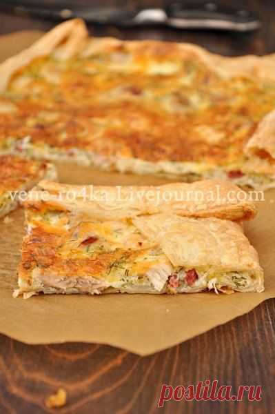 Заливной пирог на слоёном тесте, с начинкой из курицы.