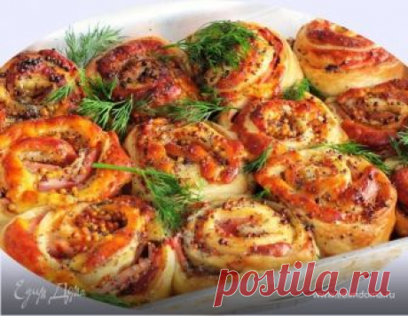 Очень быстрый, нарядный и вкусный завтрак. Сделайте родным маленький праздник из обычных будней. Из данного количества продуктов получается 6 рулетиков, этого достаточно на двоих взрослых людей. Количество рассчитывайте так, чтобы съесть сразу, поскольку они необыкновенно вкусны именно «с пылу, с жару».