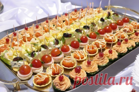 Топ-10 Вкуснейших начинок для тарталеток

1.Творожный сыр с зеленью
На 100 г творожного сыра (Фета, Альметте) – 1 зубочек чеснока (через чеснокодавку), половина стакана измельченного укропа. Разминаем до однородной массы, выкладываем в тарталетки, украшаем кусочками болгарского перца (лучше разных цветов)

2. Яичный паштет
Если остались желтки (лодочки отварных яиц вы использовали по-другому), разминаем их вилкой, на 5 желтков – чайная ложка горчицы, 2 столовые ложки любой...