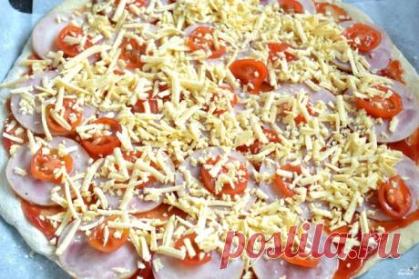 Пицца на кефире без дрожжей


Сегодня поделюсь с вами этим самым рецептом, как приготовить пиццу на кефире без дрожжей. Эта пицца всегда получается просто идеальной. Тесто очень тонкое, при этом не пересушивается, остается очень мягким и нежным. Оно практически не чувствуется, оставаясь лишь основой для вкуснейшей начинки. 


Ингредиенты:

Кефир: 350 Грамм,
Мука: 640 Грамм (4 стакана),
Разрыхлитель для теста: 1 Чайная ложка,
Соль: 1 Чайная ложка,
Масло подсолнечное: 3 Ст. ...