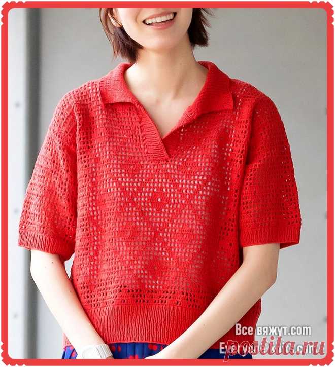 ПУЛОВЕР С КОРОТКИМ РУКАВОМ В СТИЛЕ ФУТБОЛКИ ПОЛО.
Выполнен крючком в филейной технике узором из ромбов.